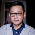 在丈夫面前弄湿股沟的妻子